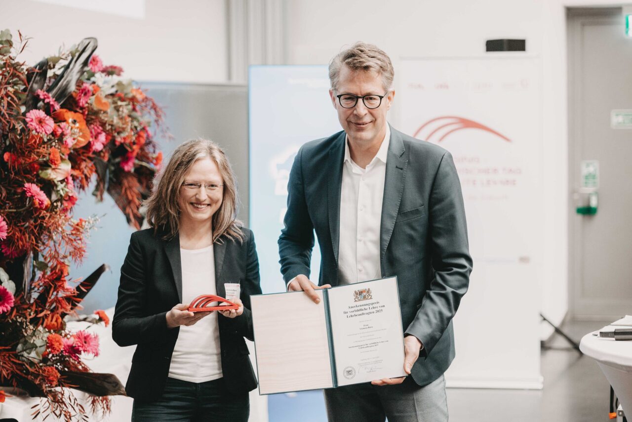 victoria-riess-erster-preis-fuer-gute-lehre-lehrbeauftragte-bayrisches-staatsministerium
